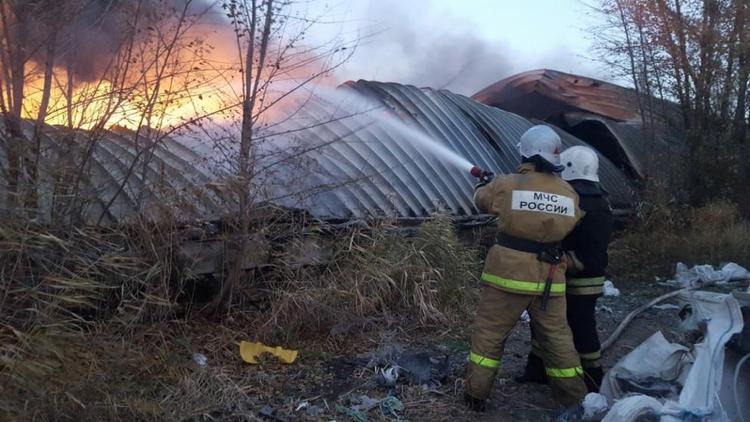 В Михайловске горела база с пластиком и деревом