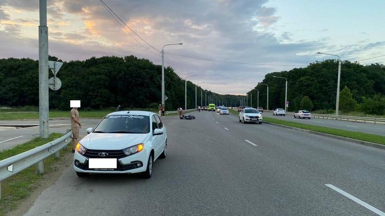 Мотоциклист попал в больницу в тяжёлом состоянии после аварии с автомобилем в Ставрополе