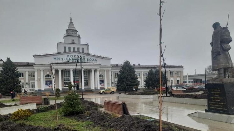 На привокзальной площади Минвод высаживают деревья и кустарники