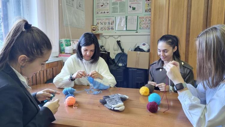 В Предгорном округе активисты для участников СВО связали шерстяные носки, варежки и шарфы