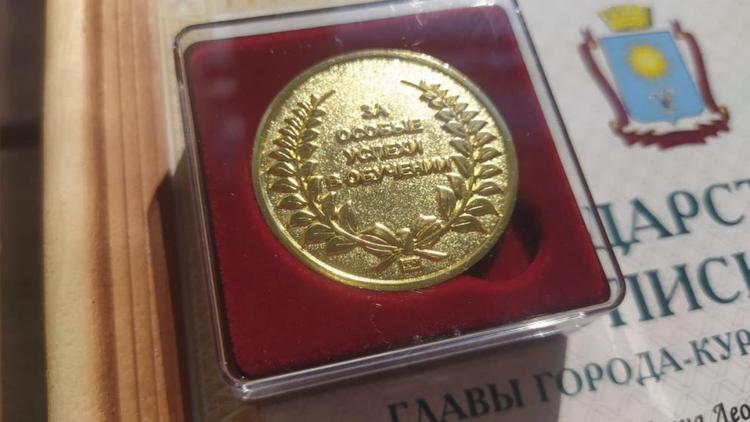 126 золотых и серебряных медалей вручили выпускникам школ в Кисловодске