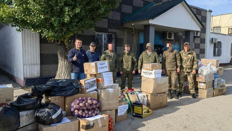 Глава Красногвардейского округа передал посылки мобилизованным землякам