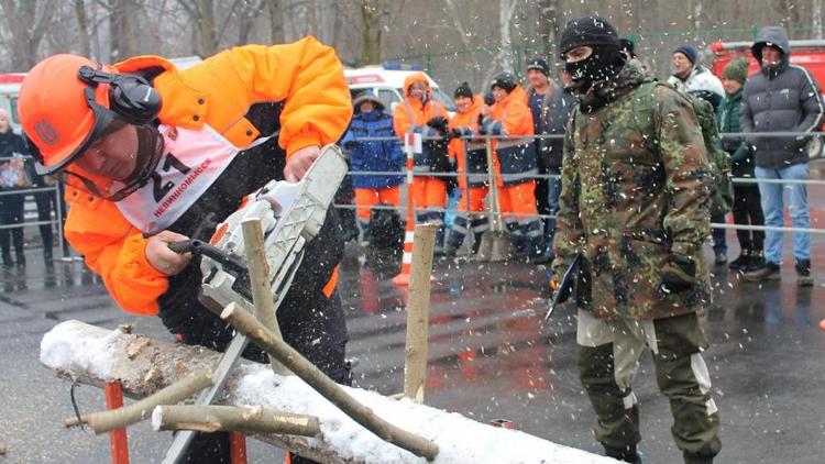 Распиловку брёвен превратили в зажигательное шоу на чемпионате «Цепная реакция» в Невинномысске