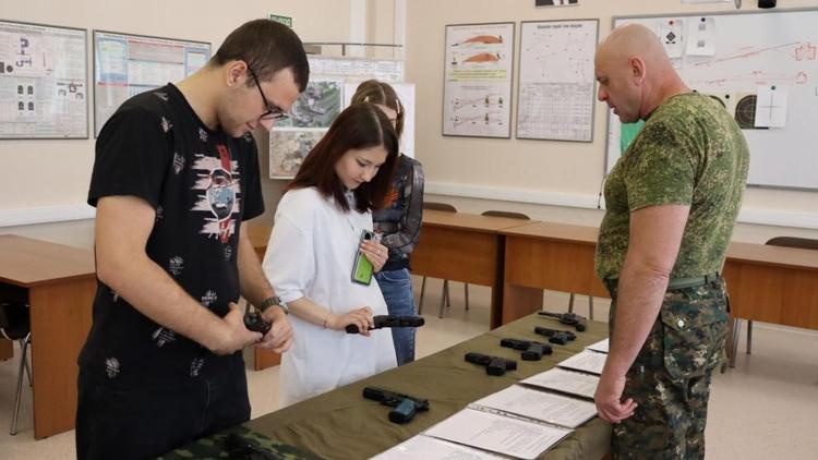 Молодёжь Ставрополья познакомили с военными дисциплинами