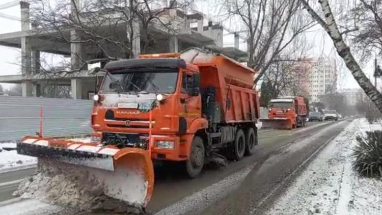 В Кисловодске дороги обрабатывают рассолом