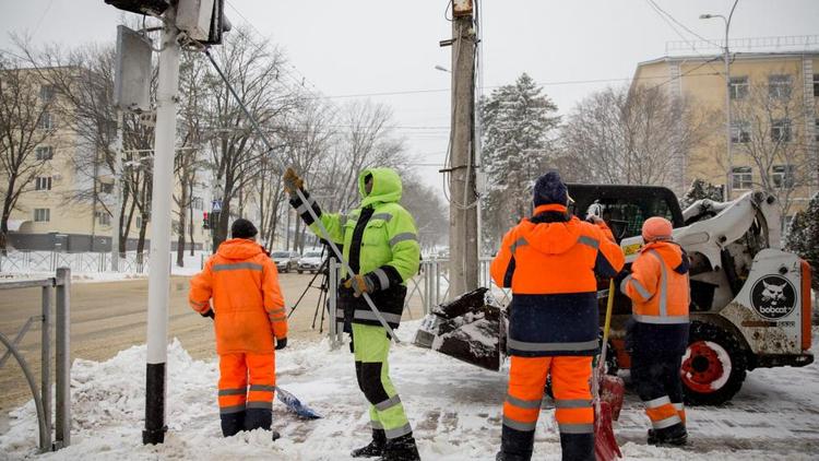 В Ставрополе расчистили от снега пешеходную дорожку к детскому саду