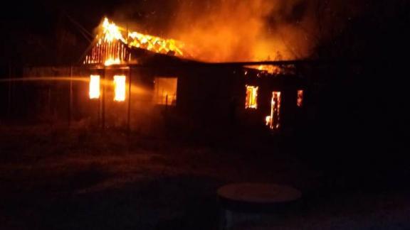 В Невинномысске пенсионер пытался потушить пожар дома и получил ожоги лица