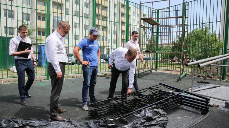 На площадке в Октябрьском районе Ставрополя обустроили пешеходные дорожки