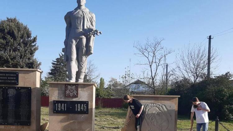 В Степновском округе проходит акция «Защитим память героев»