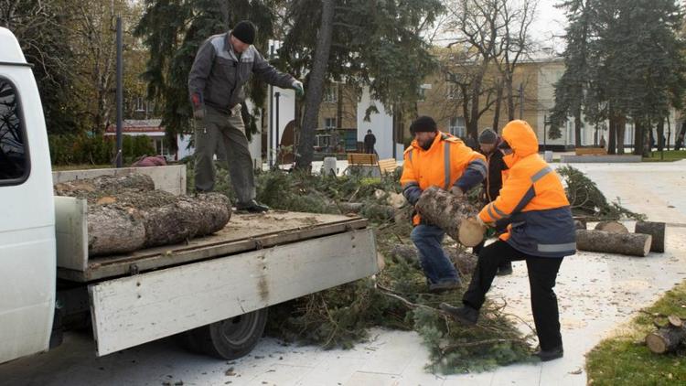 В Ставрополе устраняют последствия ночного ветра