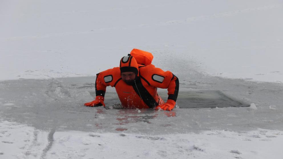 В Ставрополе отработали спасение из ледяной воды