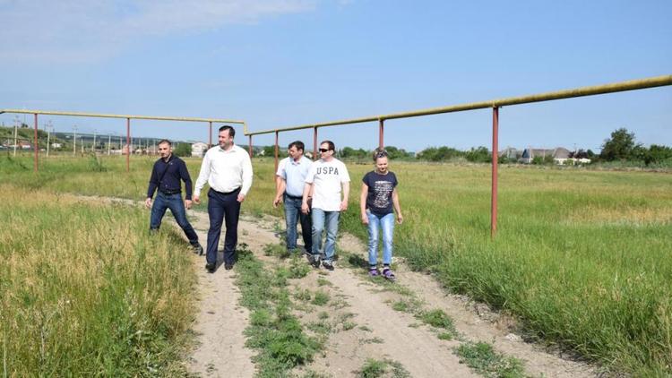 Через год в селе Краснокумском построят дорогу