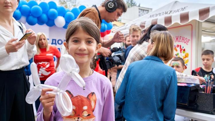 Семьям из Донецкой и Луганской народных республик в Кисловодске устроили праздник