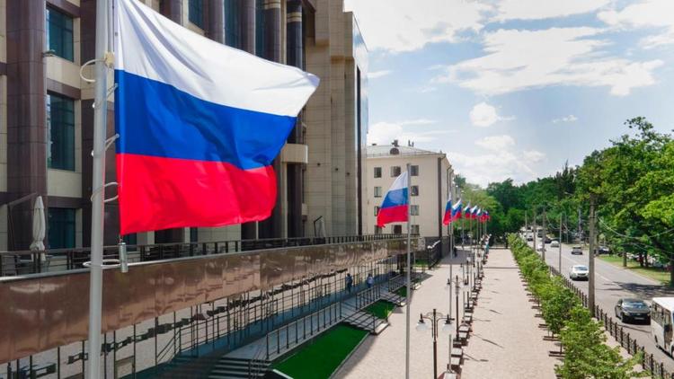 Окна тысячи ставропольских зданий снова украсил российский триколор