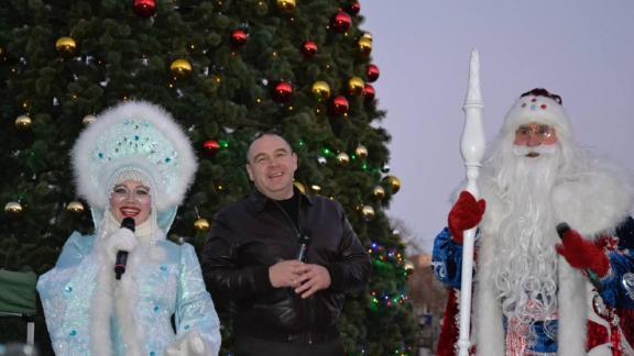 В Невинномысске у главной ёлки прошло театрализованное представление