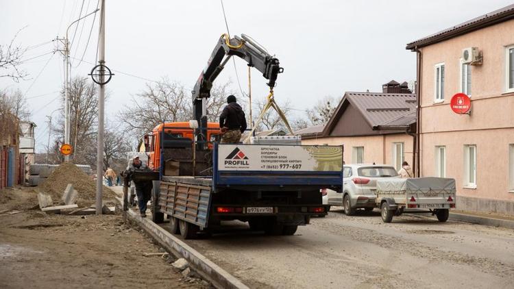 Улицу Кавалерийскую начали ремонтировать в Ставрополе