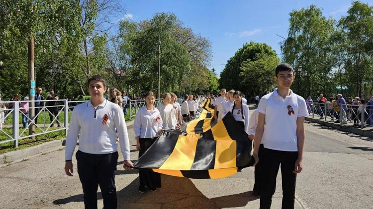В Предгорном округе Ставрополья пронесли 80-метровую Георгиевскую ленту