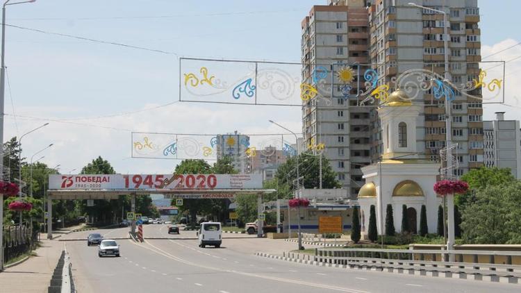 В Кисловодске обновляют фасады «домов-великанов» на въезде в город