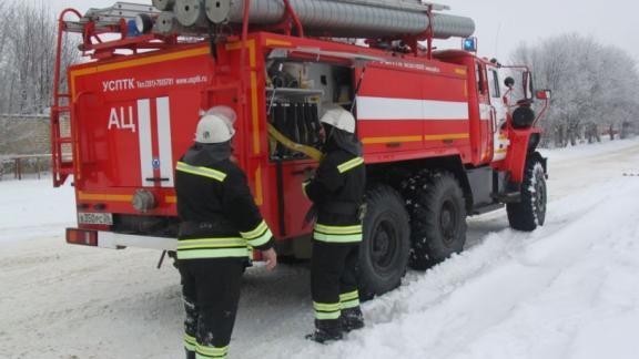 На Ставрополье пожарные потушили пожар на крыше частного дома