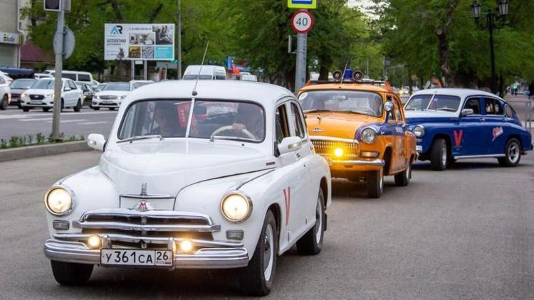 Участники краевого автопробега развернули в Невинномысске копию Знамени Победы