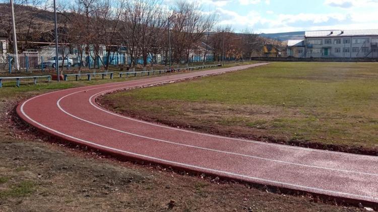 Беговые дорожки обустроили на стадионе в Петровском округе Ставрополья