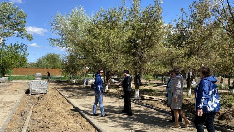 На Ставрополье партдесант ознакомился с ходом реконструкции парка и строительством спортзала