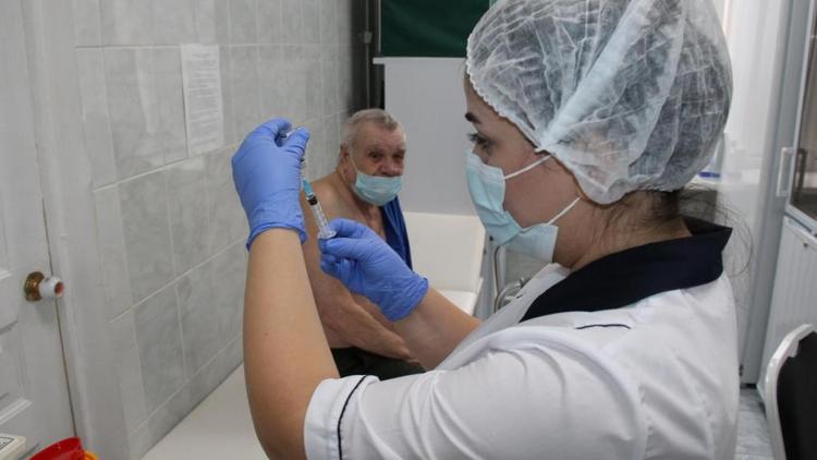 В Ставропольском геронтологическом центре вакцинацию от коронавируса прошли более 180 человек