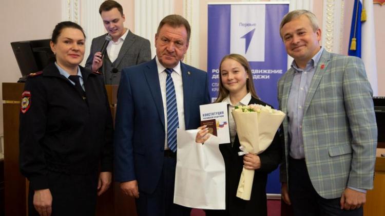 Глава Ставрополя вручил первые паспорта юным жителям города