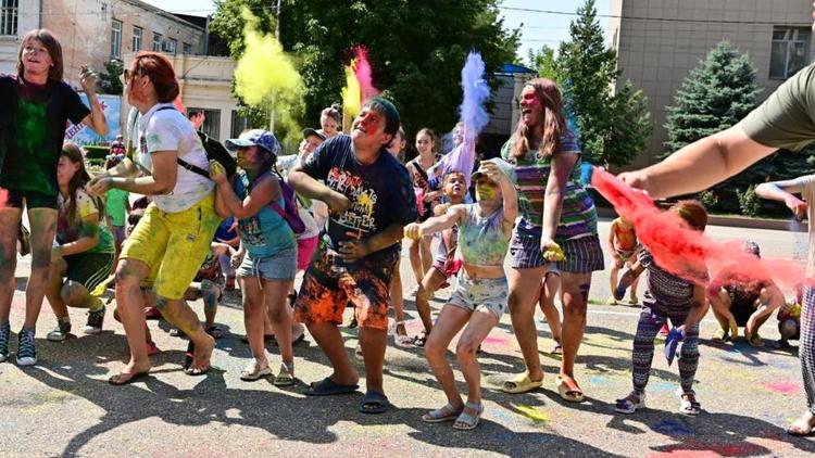 В Будённовске прошел фестиваль красок холи