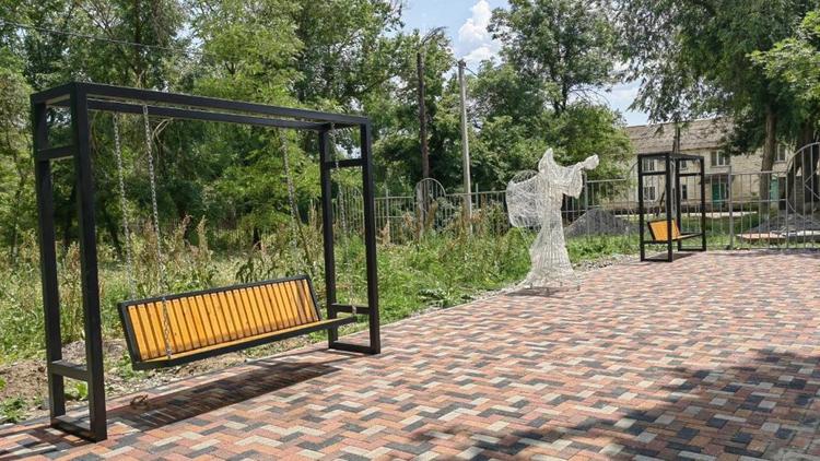 В селе Ростовановском завершается благоустройство парковой зоны