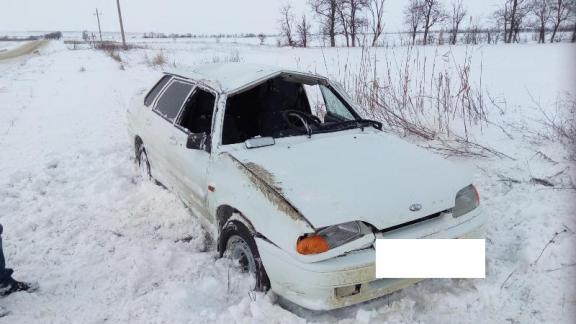 В Грачёвском районе опрокинулся автомобиль на летних шинах