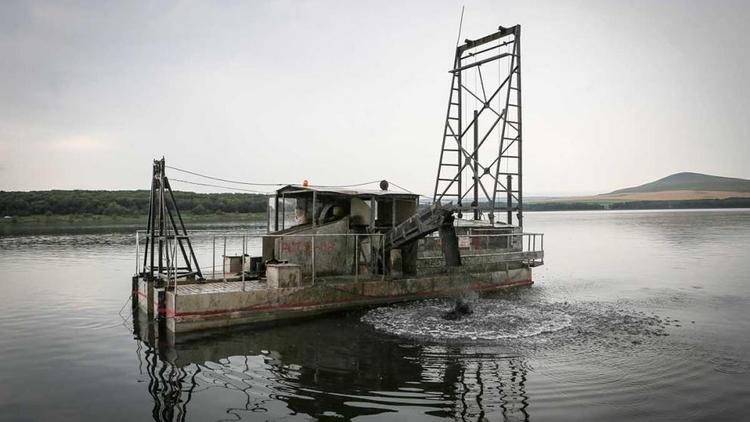 На озере Тамбукан открыт сезон добычи лечебной грязи