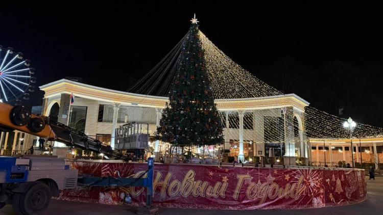 В Кисловодске установили главную новогоднюю ёлку города