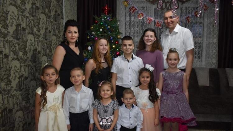 Многодетная семья из Новоалександровска на Ставрополье воспитывает девятерых детей