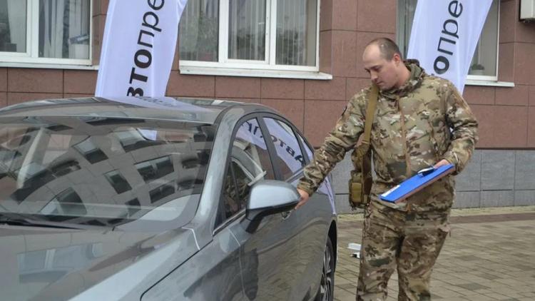Бойцу СВО из Георгиевска вручили автомобиль