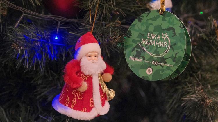 Зампреды правительства Ставрополья продолжают снимать шары с «Ёлки желаний»