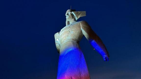 В Ставрополе памятник будённовцу подсветили цветами российского флага
