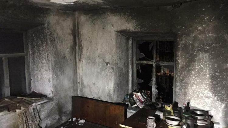 На Ставрополье частный дом загорелся из-за непотушенной сигареты: один человек погиб