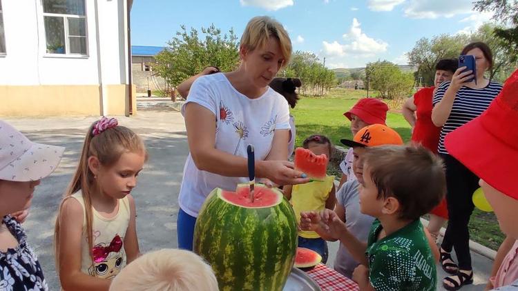 Арбузом и сладостями отмечают Международный день дружбы на Ставрополье