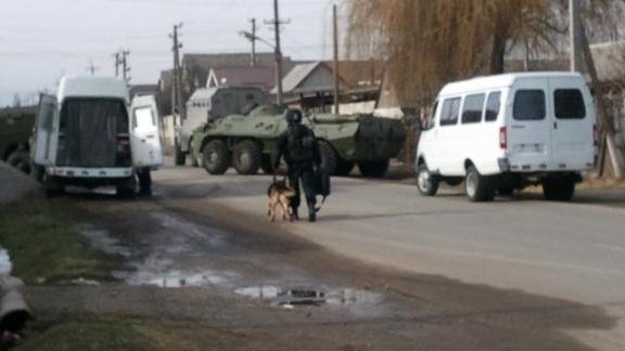 В Чегеме бойцы спецназа штурмуют частный дом: задержан пособник, спасена женщина и двое детей