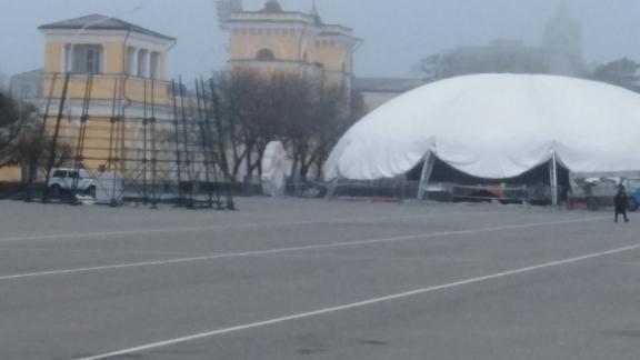 На площади Ленина в Ставрополе устанавливают новогоднюю ёлку