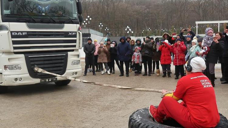 В Железноводске самая сильная женщина России сдвинула с места многотонный автопоезд