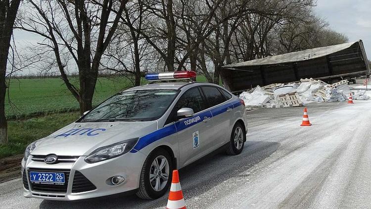 В Ипатовском округе в дерево врезался грузовик со стройматериалами