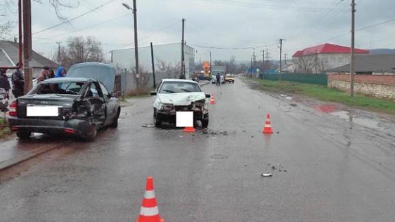 В Светлограде врачи борются за жизнь 23-летнего водителя, пострадавшего в ДТП