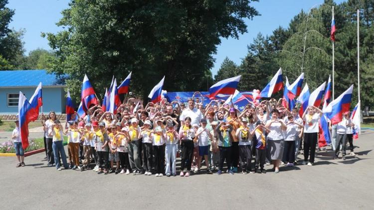 В Благодарненском округе открылась смена детского лагеря «Золотой колосок»