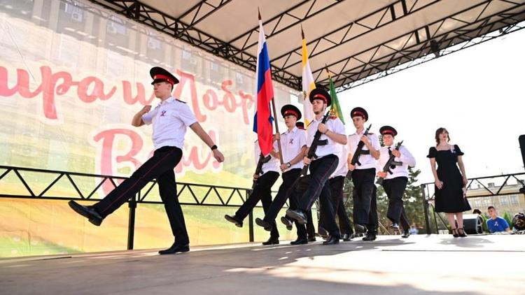 Паспорта и триколоры вручили юным ставропольцам в День флага РФ