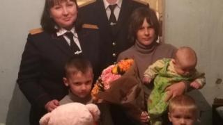 Маму 4 детей следователи из Минеральных Вод поздравили с Днем матери