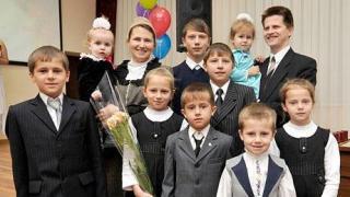 Более тысячи многодетных мам Ставрополья получили медаль «Материнская слава»