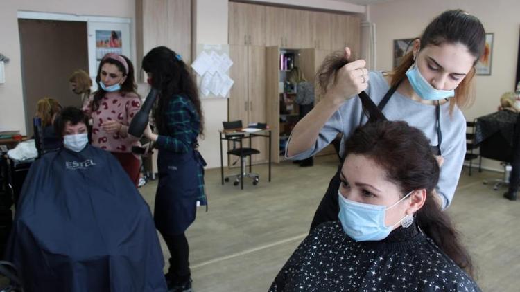 В Ставропольском колледже мамам в подарок сделали причёски