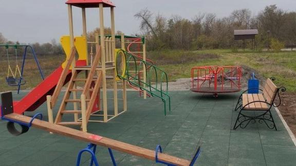 В селе Полтавском появились новые детские площадки